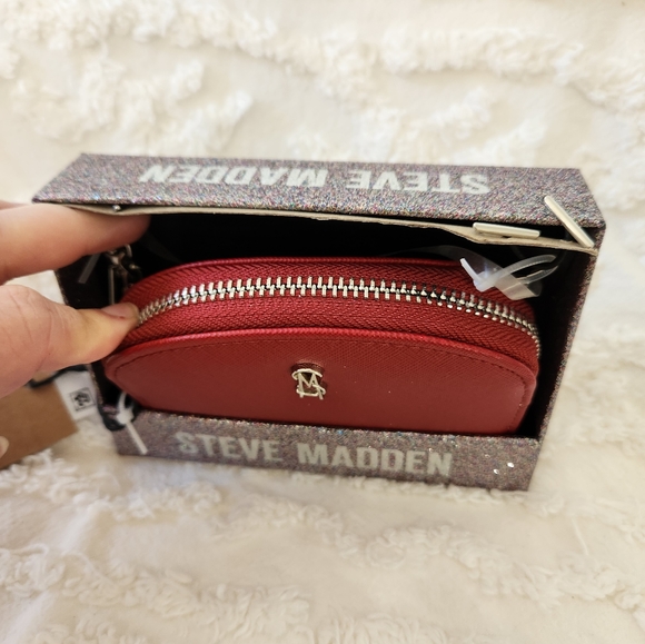 NWT Steve Madden Red Dome Wallet with Zip Closure.  3 COMPARTMENTS - Picture 2 of 4